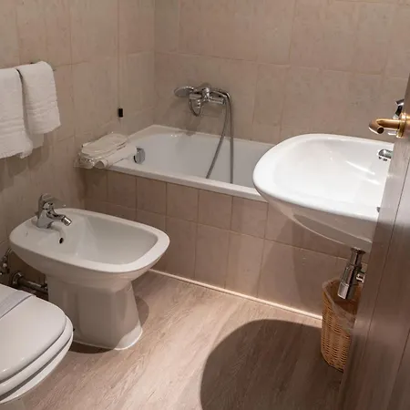 Castello Di Relais Museum מלון Compiano